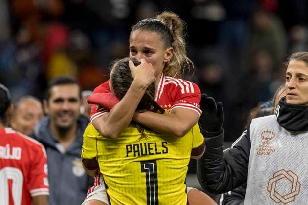 UWCL: Eintracht Frankfurt - Benfica Lissabon, Deutsche Bank Park, Frankfurt, 21.12.2023 Lena Pauels (Benfica Lissabon 1) & Lucia Alves (Benfica Lissabon 13), Eintracht Frankfurt - Benfica Lissabon, Frankfurt, Deutsche Bank Park, 21.12.2023 Copyright: xBEAUTIFULxSPORTS Gawlikx
