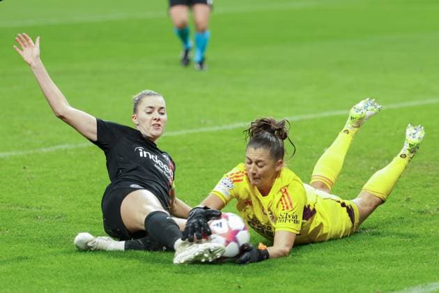 Eintracht Frankfurt - Benfica Lissabon, Frauen Champions League Laura Freigang (Eintracht Frankfurt, 10) scheitert nach ihrem vergebenen Elfmeter auch mit dem Nachschuss an Torhüterin Lena Pauels (Benfica Lissabon, 1). Spiel der Uefa Women s Champions League zwischen Eintracht Frankfurt und Benfica Lissabon am 21. Dezember 2023 im Deutsche Bank Park in Frankfurt am Main., Frankfurt am Main Hessen Deutschland Deutsche Bank Park