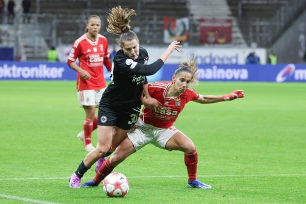 Sport Bilder des Tages Eintracht Frankfurt - Benfica Lissabon, Frauen Champions League Foul von Lucia Alves (Benfica Lissabon, 13) an Carlotta Wamser (Eintracht Frankfurt, 30), führt zum Elfmeter. Spiel der Uefa Women s Champions League zwischen Eintracht Frankfurt und Benfica Lissabon am 21. Dezember 2023 im Deutsche Bank Park in Frankfurt am Main., Frankfurt am Main Hessen Deutschland Deutsche Bank Park