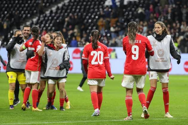 21.12.2023, xusrbx, Fussball Champions League Frauen, Eintracht Frankfurt Frauen - SL Benfica Lissabon emspor, v.l. die Spielerinnen von Benfica Lissabon, nach dem Spiel, (DFL DFB REGULATIONS PROHIBIT ANY USE OF PHOTOGRAPHS as IMAGE SEQUENCES and or QUASI-VIDEO) Frankfurt am Main