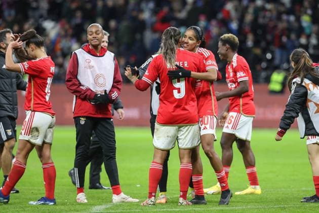 21.12.2023, xusrbx, Fussball Champions League Frauen, Eintracht Frankfurt Frauen - SL Benfica Lissabon emspor, v.l. die Spielerinnen von Benfica Lissabon, nach dem Spiel, (DFL DFB REGULATIONS PROHIBIT ANY USE OF PHOTOGRAPHS as IMAGE SEQUENCES and or QUASI-VIDEO) Frankfurt am Main