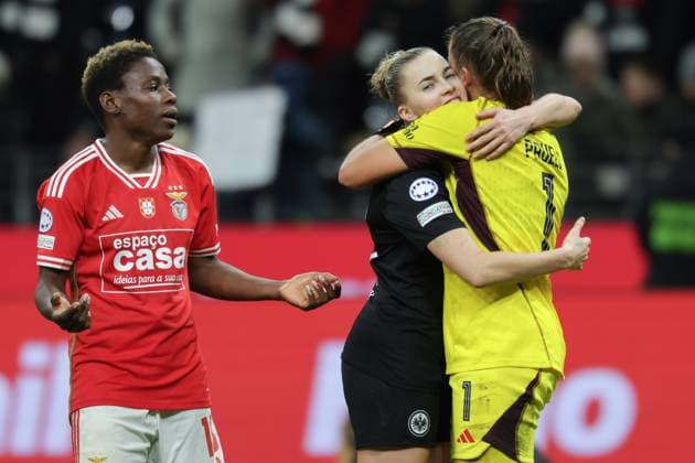 Eintracht Frankfurt - Benfica Lissabon, Frauen Champions League Laura Freigang (Eintracht Frankfurt, 10) gratuliert nach Spielende Torhüterin Lena Pauels (Benfica Lissabon, 1). Links Christy Ucheibe (Benfica Lissabon, 16). Spiel der Uefa Women s Champions League zwischen Eintracht Frankfurt und Benfica Lissabon am 21. Dezember 2023 im Deutsche Bank Park in Frankfurt am Main., Frankfurt am Main Hessen Deutschland Deutsche Bank Park