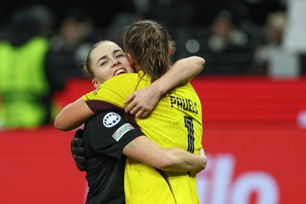 UWCL - Eintracht Frankfurt - Benfica Lissabon am 21.12.2023 im Deutsche Bank Park in Frankfurt Eine Umarmung nach dem Schlusspfiff zwischen Laura Freigang (Eintracht Frankfurt 10) und Lena Pauels (Benfica Lissabon 1)