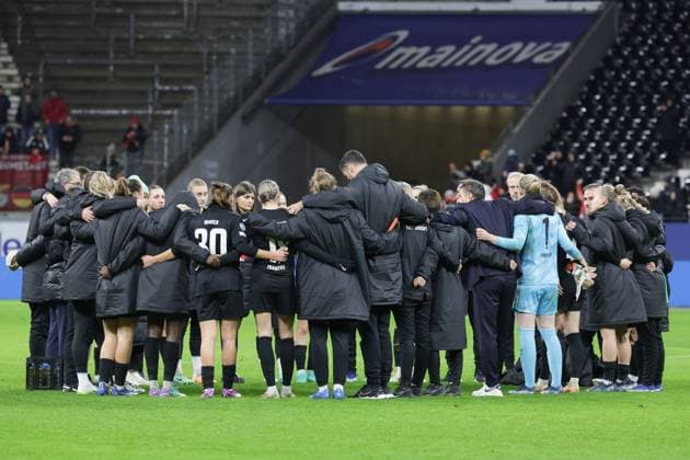 Eintracht Frankfurt - Benfica Lissabon, Frauen Champions League Mannschaftskreis der Frankfurterinnen und ihrer Betreuer um Trainer Niko Arnautis (Eintracht Frankfurt). Spiel der Uefa Women s Champions League zwischen Eintracht Frankfurt und Benfica Lissabon am 21. Dezember 2023 im Deutsche Bank Park in Frankfurt am Main., Frankfurt am Main Hessen Deutschland Deutsche Bank Park