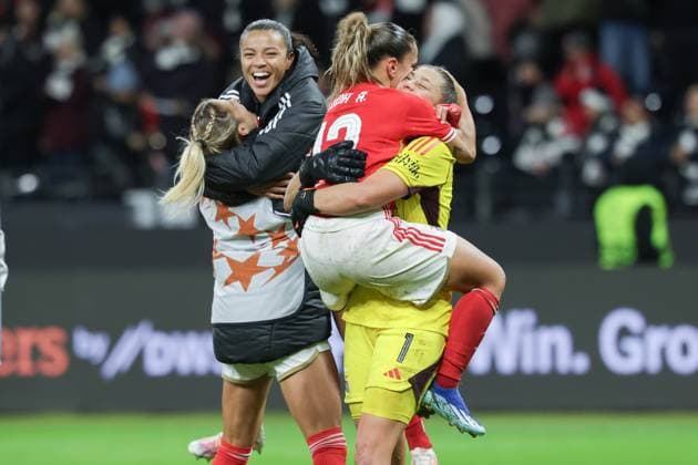Eintracht Frankfurt - Benfica Lissabon, Frauen Champions League Jubel der Benfica-Spielerinnen um Lucia Alves (Benfica Lissabon, 13) und Torhüterin Lena Pauels (Benfica Lissabon, 1) nach dem Punktgewinn. Spiel der Uefa Women s Champions League zwischen Eintracht Frankfurt und Benfica Lissabon am 21. Dezember 2023 im Deutsche Bank Park in Frankfurt am Main., Frankfurt am Main Hessen Deutschland Deutsche Bank Park