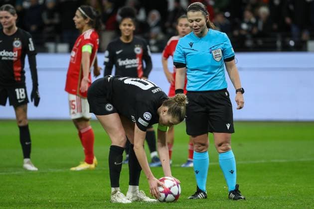 21.12.2023, xusrbx, Fussball Champions League Frauen, Eintracht Frankfurt Frauen - SL Benfica Lissabon emspor, v.l. Laura Freigang (Eintracht Frankfurt, 10), Frida Klarlund Nielsen (Schiedsrichter), Elfmeter, (DFL DFB REGULATIONS PROHIBIT ANY USE OF PHOTOGRAPHS as IMAGE SEQUENCES and or QUASI-VIDEO) Frankfurt am Main