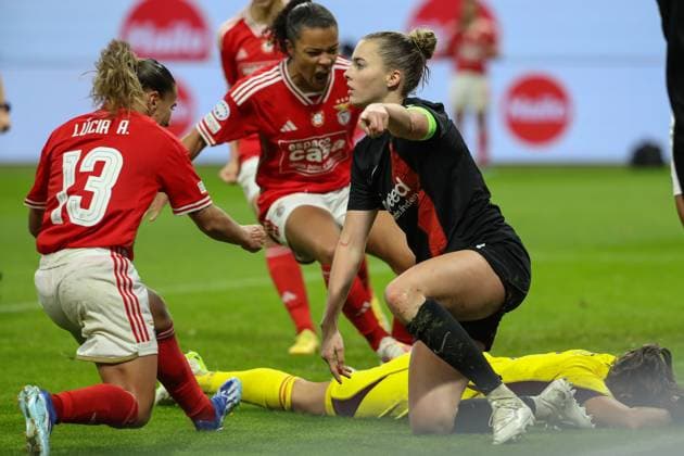 21.12.2023, xusrbx, Fussball Champions League Frauen, Eintracht Frankfurt Frauen - SL Benfica Lissabon emspor, v.l. Laura Freigang (Eintracht Frankfurt, 10), die Spielerinnen von Benfica Lissabon, (DFL DFB REGULATIONS PROHIBIT ANY USE OF PHOTOGRAPHS as IMAGE SEQUENCES and or QUASI-VIDEO) Frankfurt am Main