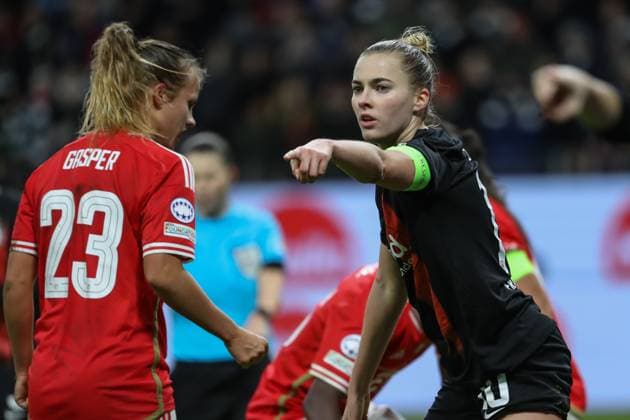 21.12.2023, xusrbx, Fussball Champions League Frauen, Eintracht Frankfurt Frauen - SL Benfica Lissabon emspor, v.l. Anna Gasper (Benfica Lissabon, 23), Laura Freigang (Eintracht Frankfurt, 10), (DFL DFB REGULATIONS PROHIBIT ANY USE OF PHOTOGRAPHS as IMAGE SEQUENCES and or QUASI-VIDEO) Frankfurt am Main