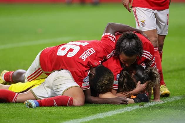 Sport Bilder des Tages 21.12.2023, xusrbx, Fussball Champions League Frauen, Eintracht Frankfurt Frauen - SL Benfica Lissabon emspor, v.l. die Spielerinnen von Benfica Lissabon, Jubel, Freude, Emotion, nach dem gehaltenem Elfmeter, (DFL DFB REGULATIONS PROHIBIT ANY USE OF PHOTOGRAPHS as IMAGE SEQUENCES and or QUASI-VIDEO) Frankfurt am Main