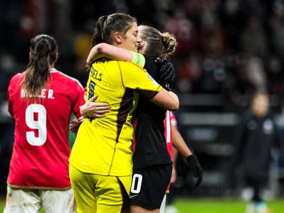 Laura Freigang (Eintracht Frankfurt, 10) und Lena Pauels (Benfica Lissabon, 1), GER, Eintracht Frankfurt vs Benfica Lissabon, Fussball, UEFA Womens Champions League, Gruppenphase, 4. Spieltag, Saison 2023 2024, 21.12.2023 GER, Eintracht Frankfurt vs Benfica Lissabon, Fussball, UEFA Womens Champions League, Gruppenphase, 4. Spieltag, Saison 2023 2024, 21.12.2023 Frankfurt Copyright: xEibner-Pressefoto FlorianxWieganx EP_FWD