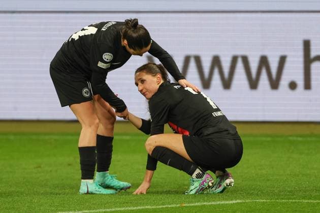 UWCL - Eintracht Frankfurt - Benfica Lissabon am 21.12.2023 im Deutsche Bank Park in Frankfurt GÃ raldine Reuteler (Eintracht Frankfurt 14) tröstet Lara PraÅ¡nikar (Eintracht Frankfurt 7)