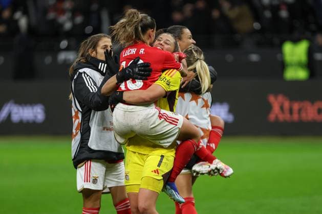 UWCL - Eintracht Frankfurt - Benfica Lissabon am 21.12.2023 im Deutsche Bank Park in Frankfurt Lena Pauels (Benfica Lissabon 1) wird gefeiert u.a. von Lucia Alves (Benfica Lissabon 13)