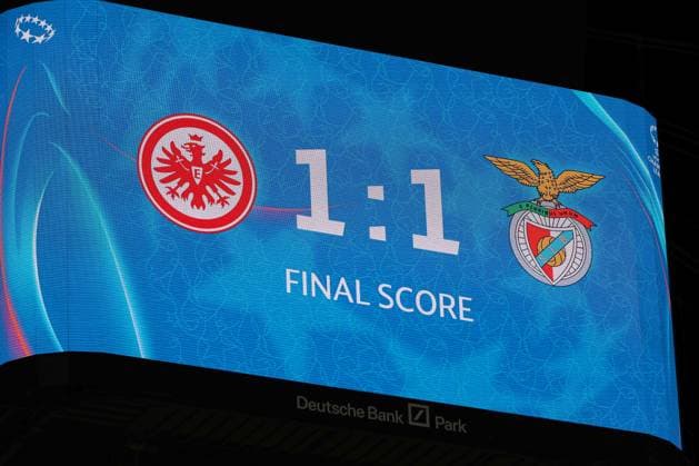 UWCL - Eintracht Frankfurt - Benfica Lissabon am 21.12.2023 im Deutsche Bank Park in Frankfurt Anzeigetafel Videoleinwand mit dem offiziellen Endergebnis 1 zu 1