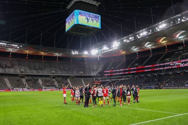 Frankfurt Main Germany 21.12.2023 UEFA Women s Champions League match Grouppe A SGE Eintracht Frankfurt vs SL Benfica in the Deutsche Bank Park, SL Benfica bedankt sich bei den Fans, bedanken, Dank. Mannschaft nach dem Spiel, after the match bedankt sich bei den Fans, applauds the fans Copyright: JoaquimxFerreira