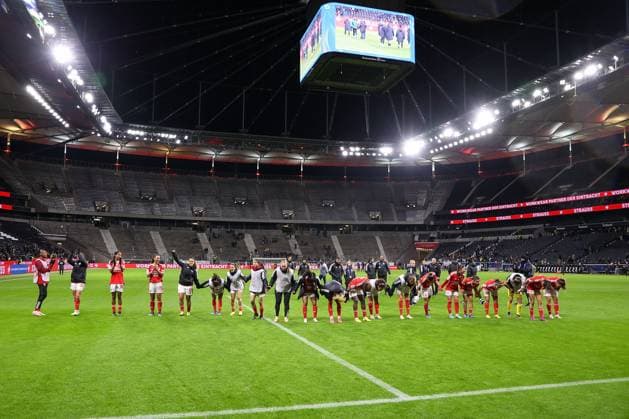 Frankfurt Main Germany 21.12.2023 UEFA Women s Champions League match Grouppe A SGE Eintracht Frankfurt vs SL Benfica in the Deutsche Bank Park, SL Benfica bedankt sich bei den Fans, bedanken, Dank. Mannschaft nach dem Spiel, after the match bedankt sich bei den Fans, applauds the fans jubeln jubelt nach Spielende. Copyright: JoaquimxFerreira