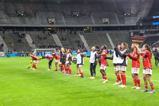 Frankfurt Main Germany 21.12.2023 UEFA Women s Champions League match Grouppe A SGE Eintracht Frankfurt vs SL Benfica in the Deutsche Bank Park, SL Benfica bedankt sich bei den Fans, bedanken, Dank. Mannschaft nach dem Spiel, after the match bedankt sich bei den Fans, applauds the fans jubeln jubelt nach Spielende. Copyright: JoaquimxFerreira