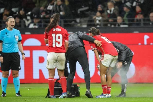 21.12.2023, xusrbx, Fussball Champions League Frauen, Eintracht Frankfurt Frauen - SL Benfica Lissabon emspor, v.l. Frida Klarlund Nielsen (Schiedsrichter), Catarina Amado (Benfica Lissabon, 19), Andreia Faria (Benfica Lissabon, 6), (DFL DFB REGULATIONS PROHIBIT ANY USE OF PHOTOGRAPHS as IMAGE SEQUENCES and or QUASI-VIDEO) Frankfurt am Main