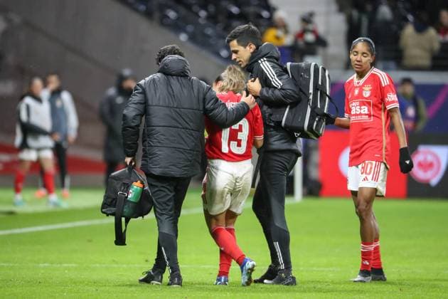 21.12.2023, xusrbx, Fussball Champions League Frauen, Eintracht Frankfurt Frauen - SL Benfica Lissabon emspor, Lucia Alves (Benfica Lissabon, 13), verletzt, (DFL DFB REGULATIONS PROHIBIT ANY USE OF PHOTOGRAPHS as IMAGE SEQUENCES and or QUASI-VIDEO) Frankfurt am Main