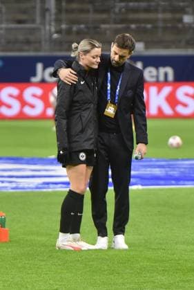 21.12.2023 Frankfurt am Main, Deutsche Bank Park Uefa Women s Champions League Frauen Eintracht Frankfurt - SL Benfica Lissabon Aufwärmen vor Spielbeginn Verena Hanshaw (18, Eintracht Frankfurt Frauen) mit Nikolaos Arnautis Trainer Eintracht Frankfurt Frauen