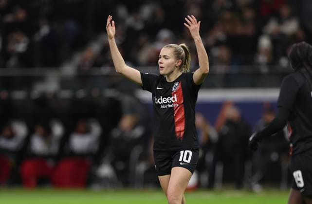 21.12.2023, Fussball Frauen UEFA Womens Champions League UWCL, Eintracht Frankfurt - SL Benfica Lissabon, emonline, emspor, v.l., Laura Freigang (Eintracht Frankfurt) fordert die Fans auf mehr Stimmung zu machen DFL DFB REGULATIONS PROHIBIT ANY USE OF PHOTOGRAPHS AS IMAGE SEQUENCES AND OR QUASI-VIDEO. xdcx Copyright: HMBxMedia