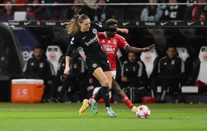 21.12.2023, Fussball Frauen UEFA Womens Champions League UWCL, Eintracht Frankfurt - SL Benfica Lissabon, emonline, emspor, v.l., Lara Prasnikar (Eintracht Frankfurt), Christy Ucheibe (SL Benfica Lissabon) DFL DFB REGULATIONS PROHIBIT ANY USE OF PHOTOGRAPHS AS IMAGE SEQUENCES AND OR QUASI-VIDEO. xdcx Copyright: HMBxMedia