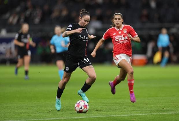 21.12.2023, Fussball Frauen UEFA Womens Champions League UWCL, Eintracht Frankfurt - SL Benfica Lissabon, emonline, emspor, v.l., Geraldine Reuteler (Eintracht Frankfurt), Francisca Kika Nazareth (SL Benfica Lissabon) DFL DFB REGULATIONS PROHIBIT ANY USE OF PHOTOGRAPHS AS IMAGE SEQUENCES AND OR QUASI-VIDEO. xdcx Copyright: HMBxMedia