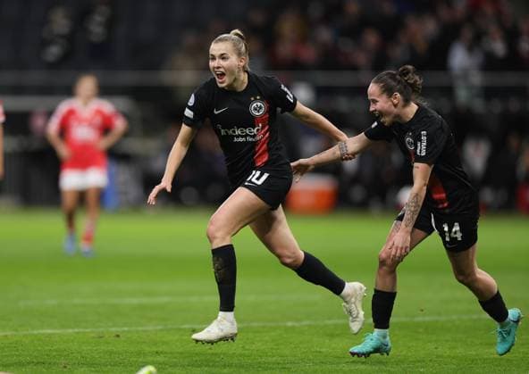 21.12.2023, Fussball Frauen UEFA Womens Champions League UWCL, Eintracht Frankfurt - SL Benfica Lissabon, emonline, emspor, v.l., Torjubel zum 1:0 durch Geraldine Reuteler (Eintracht Frankfurt), Goal celebration, celebrate the goal, Laura Freigang (Eintracht Frankfurt) DFL DFB REGULATIONS PROHIBIT ANY USE OF PHOTOGRAPHS AS IMAGE SEQUENCES AND OR QUASI-VIDEO. xdcx Copyright: HMBxMedia