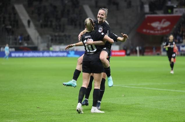 21.12.2023, Fussball Frauen UEFA Womens Champions League UWCL, Eintracht Frankfurt - SL Benfica Lissabon, emonline, emspor, v.l., Torjubel zum 1:0 durch Geraldine Reuteler (Eintracht Frankfurt), Goal celebration, celebrate the goal, Laura Freigang (Eintracht Frankfurt) DFL DFB REGULATIONS PROHIBIT ANY USE OF PHOTOGRAPHS AS IMAGE SEQUENCES AND OR QUASI-VIDEO. xdcx Copyright: HMBxMedia