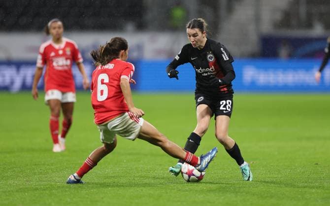 21.12.2023, Fussball Frauen UEFA Womens Champions League UWCL, Eintracht Frankfurt - SL Benfica Lissabon, emonline, emspor, v.l., Andreia Faria (SL Benfica Lissabon), Barbara Dunst (Eintracht Frankfurt) DFL DFB REGULATIONS PROHIBIT ANY USE OF PHOTOGRAPHS AS IMAGE SEQUENCES AND OR QUASI-VIDEO. xdcx Copyright: HMBxMedia