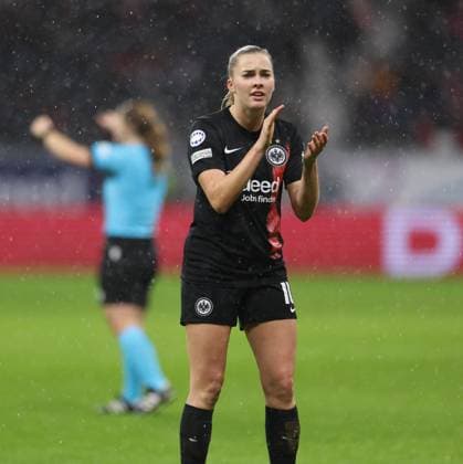 21.12.2023, Fussball Frauen UEFA Womens Champions League UWCL, Eintracht Frankfurt - SL Benfica Lissabon, emonline, emspor, v.l., Laura Freigang (Eintracht Frankfurt) gibt Anweisungen, gestikuliert, mit den Armen gestikulieren gives instructions, gesticulate DFL DFB REGULATIONS PROHIBIT ANY USE OF PHOTOGRAPHS AS IMAGE SEQUENCES AND OR QUASI-VIDEO. xdcx Copyright: HMBxMedia