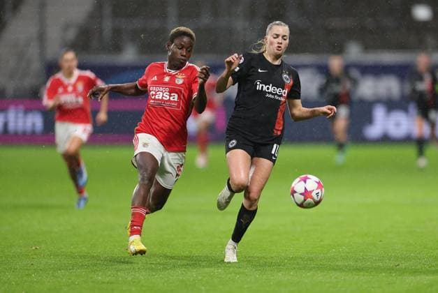21.12.2023, Fussball Frauen UEFA Womens Champions League UWCL, Eintracht Frankfurt - SL Benfica Lissabon, emonline, emspor, v.l., Christy Ucheibe (SL Benfica Lissabon), Laura Freigang (Eintracht Frankfurt) DFL DFB REGULATIONS PROHIBIT ANY USE OF PHOTOGRAPHS AS IMAGE SEQUENCES AND OR QUASI-VIDEO. xdcx Copyright: HMBxMedia