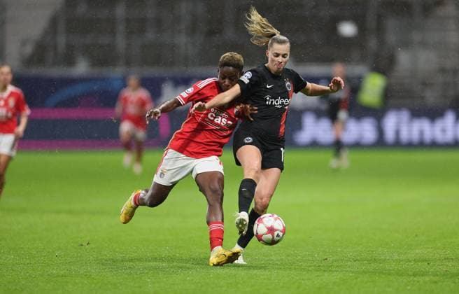 21.12.2023, Fussball Frauen UEFA Womens Champions League UWCL, Eintracht Frankfurt - SL Benfica Lissabon, emonline, emspor, v.l., Christy Ucheibe (SL Benfica Lissabon), Laura Freigang (Eintracht Frankfurt) DFL DFB REGULATIONS PROHIBIT ANY USE OF PHOTOGRAPHS AS IMAGE SEQUENCES AND OR QUASI-VIDEO. xdcx Copyright: HMBxMedia