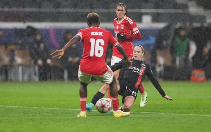 21.12.2023, Fussball Frauen UEFA Womens Champions League UWCL, Eintracht Frankfurt - SL Benfica Lissabon, emonline, emspor, v.l., Christy Ucheibe (SL Benfica Lissabon), Geraldine Reuteler (Eintracht Frankfurt) DFL DFB REGULATIONS PROHIBIT ANY USE OF PHOTOGRAPHS AS IMAGE SEQUENCES AND OR QUASI-VIDEO. xdcx Copyright: HMBxMedia