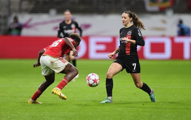 21.12.2023, Fussball Frauen UEFA Womens Champions League UWCL, Eintracht Frankfurt - SL Benfica Lissabon, emonline, emspor, v.l., Christy Ucheibe (SL Benfica Lissabon), Lara Prasnikar (Eintracht Frankfurt) DFL DFB REGULATIONS PROHIBIT ANY USE OF PHOTOGRAPHS AS IMAGE SEQUENCES AND OR QUASI-VIDEO. xdcx Copyright: HMBxMedia