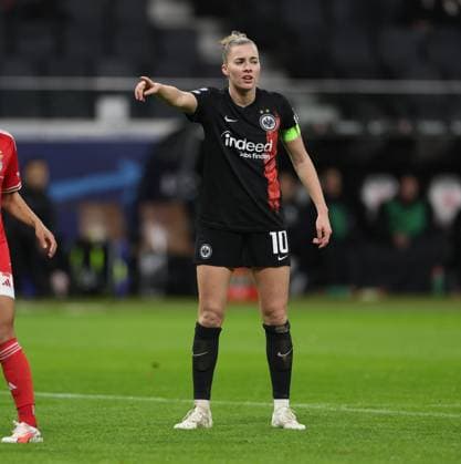 21.12.2023, Fussball Frauen UEFA Womens Champions League UWCL, Eintracht Frankfurt - SL Benfica Lissabon, emonline, emspor, v.l., Laura Freigang (Eintracht Frankfurt) gibt Anweisungen, gestikuliert, mit den Armen gestikulieren gives instructions, gesticulate DFL DFB REGULATIONS PROHIBIT ANY USE OF PHOTOGRAPHS AS IMAGE SEQUENCES AND OR QUASI-VIDEO. xdcx Copyright: HMBxMedia