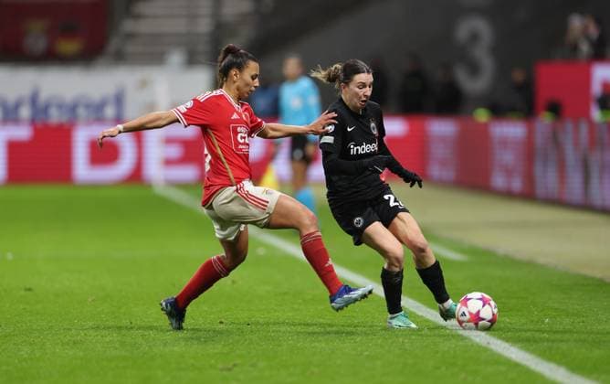 21.12.2023, Fussball Frauen UEFA Womens Champions League UWCL, Eintracht Frankfurt - SL Benfica Lissabon, emonline, emspor, v.l., Catarina Amado (SL Benfica Lissabon), Barbara Dunst (Eintracht Frankfurt) DFL DFB REGULATIONS PROHIBIT ANY USE OF PHOTOGRAPHS AS IMAGE SEQUENCES AND OR QUASI-VIDEO. xdcx Copyright: HMBxMedia