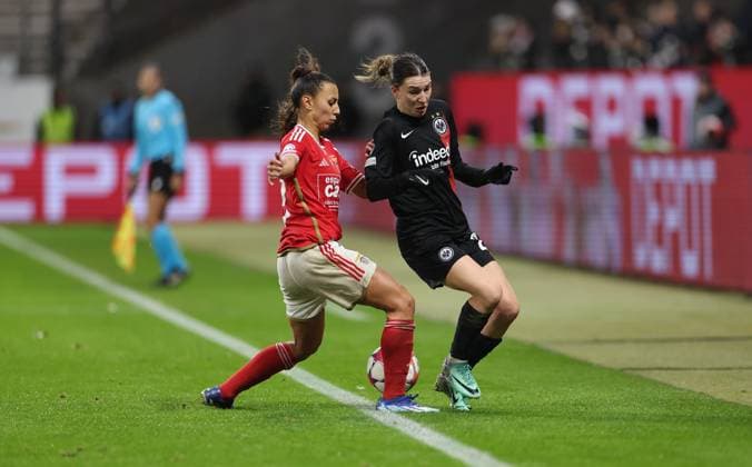 21.12.2023, Fussball Frauen UEFA Womens Champions League UWCL, Eintracht Frankfurt - SL Benfica Lissabon, emonline, emspor, v.l., Catarina Amado (SL Benfica Lissabon), Barbara Dunst (Eintracht Frankfurt) DFL DFB REGULATIONS PROHIBIT ANY USE OF PHOTOGRAPHS AS IMAGE SEQUENCES AND OR QUASI-VIDEO. xdcx Copyright: HMBxMedia