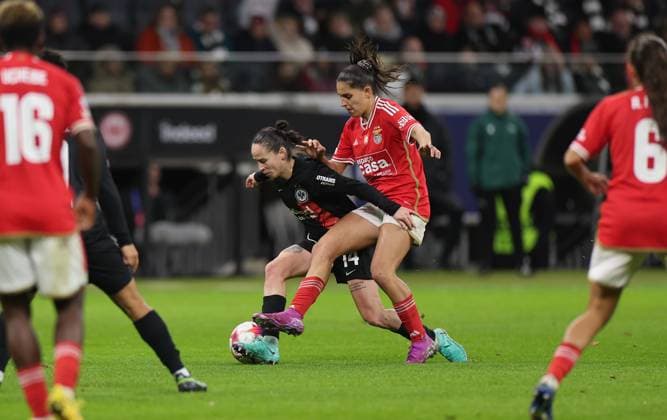21.12.2023, Fussball Frauen UEFA Womens Champions League UWCL, Eintracht Frankfurt - SL Benfica Lissabon, emonline, emspor, v.l., Geraldine Reuteler (Eintracht Frankfurt), Francics Kika Nazareth (SL Benfica Lissabon) DFL DFB REGULATIONS PROHIBIT ANY USE OF PHOTOGRAPHS AS IMAGE SEQUENCES AND OR QUASI-VIDEO. xdcx Copyright: HMBxMedia