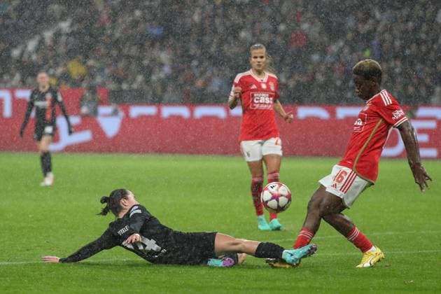21.12.2023, xusrbx, Fussball Champions League Frauen, Eintracht Frankfurt Frauen - SL Benfica Lissabon emspor, v.l. Geraldine Reuteler (Eintracht Frankfurt, 14), Christy Ucheibe (Benfica Lissabon, 16), (DFL DFB REGULATIONS PROHIBIT ANY USE OF PHOTOGRAPHS as IMAGE SEQUENCES and or QUASI-VIDEO) Frankfurt am Main