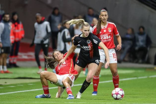 21.12.2023, xusrbx, Fussball Champions League Frauen, Eintracht Frankfurt Frauen - SL Benfica Lissabon emspor, Andreia Faria (Benfica Lissabon, 6), Laura Freigang (Eintracht Frankfurt, 10), (DFL DFB REGULATIONS PROHIBIT ANY USE OF PHOTOGRAPHS as IMAGE SEQUENCES and or QUASI-VIDEO) Frankfurt am Main