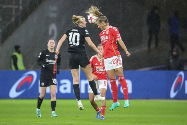 21.12.2023, xusrbx, Fussball Champions League Frauen, Eintracht Frankfurt Frauen - SL Benfica Lissabon emspor, v.l. Laura Freigang (Eintracht Frankfurt, 10), Anna Gasper (Benfica Lissabon, 23), (DFL DFB REGULATIONS PROHIBIT ANY USE OF PHOTOGRAPHS as IMAGE SEQUENCES and or QUASI-VIDEO) Frankfurt am Main