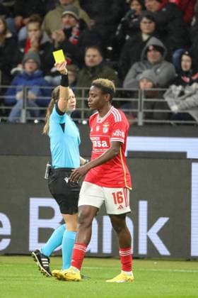 21.12.2023, xusrbx, Fussball Champions League Frauen, Eintracht Frankfurt Frauen - SL Benfica Lissabon emspor, v.l.Frida Klarlund Nielsen (Schiedsrichter), gelb, gelbe Karte, Christy Ucheibe (Benfica Lissabon, 16), (DFL DFB REGULATIONS PROHIBIT ANY USE OF PHOTOGRAPHS as IMAGE SEQUENCES and or QUASI-VIDEO) Frankfurt am Main