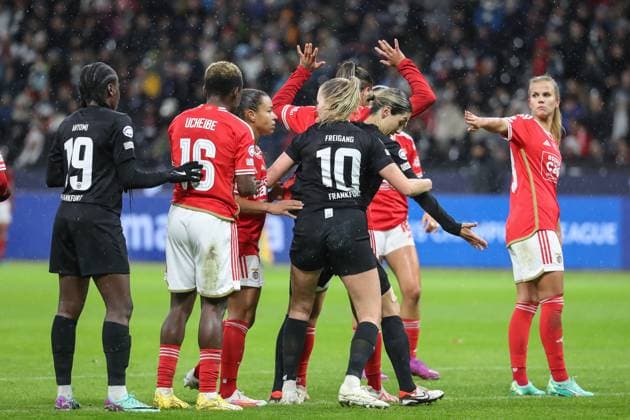21.12.2023, xusrbx, Fussball Champions League Frauen, Eintracht Frankfurt Frauen - SL Benfica Lissabon emspor, v.l. Strafraum, Strafraumszene, die Spieler beider Mannschaften (DFL DFB REGULATIONS PROHIBIT ANY USE OF PHOTOGRAPHS as IMAGE SEQUENCES and or QUASI-VIDEO) Frankfurt am Main