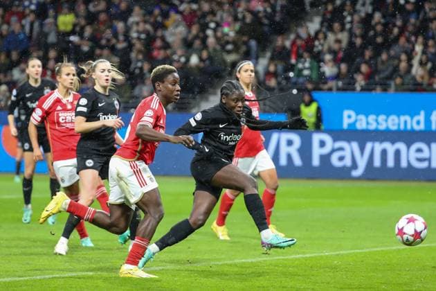 21.12.2023, xusrbx, Fussball Champions League Frauen, Eintracht Frankfurt Frauen - SL Benfica Lissabon emspor, v.l. Christy Ucheibe (Benfica Lissabon, 16), Nicole Anyomi (Eintracht Frankfurt, 19), (DFL DFB REGULATIONS PROHIBIT ANY USE OF PHOTOGRAPHS as IMAGE SEQUENCES and or QUASI-VIDEO) Frankfurt am Main