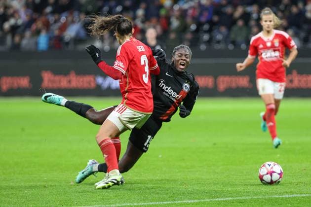 UWCL - Eintracht Frankfurt - Benfica Lissabon am 21.12.2023 im Deutsche Bank Park in Frankfurt Ana Seica (Benfica Lissabon 3) gegen Nicole Anyomi (Eintracht Frankfurt 19)