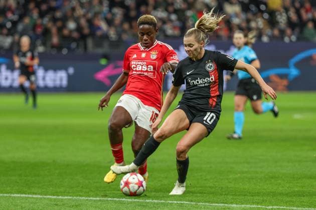 UWCL - Eintracht Frankfurt - Benfica Lissabon am 21.12.2023 im Deutsche Bank Park in Frankfurt Laura Freigang (Eintracht Frankfurt 10) gegen Christy Ucheibe (Benfica Lissabon 16)