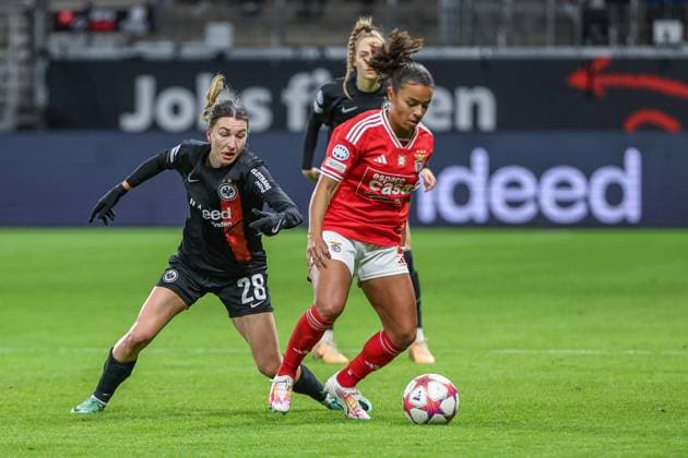 UWCL - Eintracht Frankfurt - Benfica Lissabon am 21.12.2023 im Deutsche Bank Park in Frankfurt Barbara Dunst (Eintracht Frankfurt 28) gegen Marie-Yasmine Alidou (Benfica Lissabon 2)