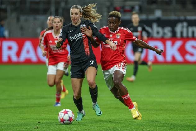 UWCL - Eintracht Frankfurt - Benfica Lissabon am 21.12.2023 im Deutsche Bank Park in Frankfurt Lara PraÅ¡nikar Prasniker (Eintracht Frankfurt 7) gegen Christy Ucheibe (Benfica Lissabon 16)