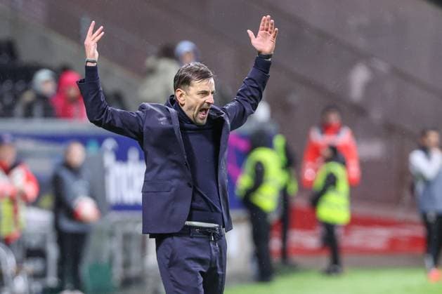 UWCL - Eintracht Frankfurt - Benfica Lissabon am 21.12.2023 im Deutsche Bank Park in Frankfurt Trainer Niko Arnautis (Eintracht Frankfurt) muntert auf und feuert seine Mannschaft an