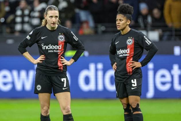 UWCL - Eintracht Frankfurt - Benfica Lissabon am 21.12.2023 im Deutsche Bank Park in Frankfurt Lara PraÅ¡nikar Prasniker (Eintracht Frankfurt 7) und Shekiera Martinez (Eintracht Frankfurt 9) sind unzufrieden, enttäuscht, enttaeuscht, niedergeschlagen.
